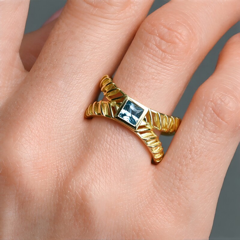 Anillo en oro con Zircón de Ratanak Kirí (Ornaments by de Melo)