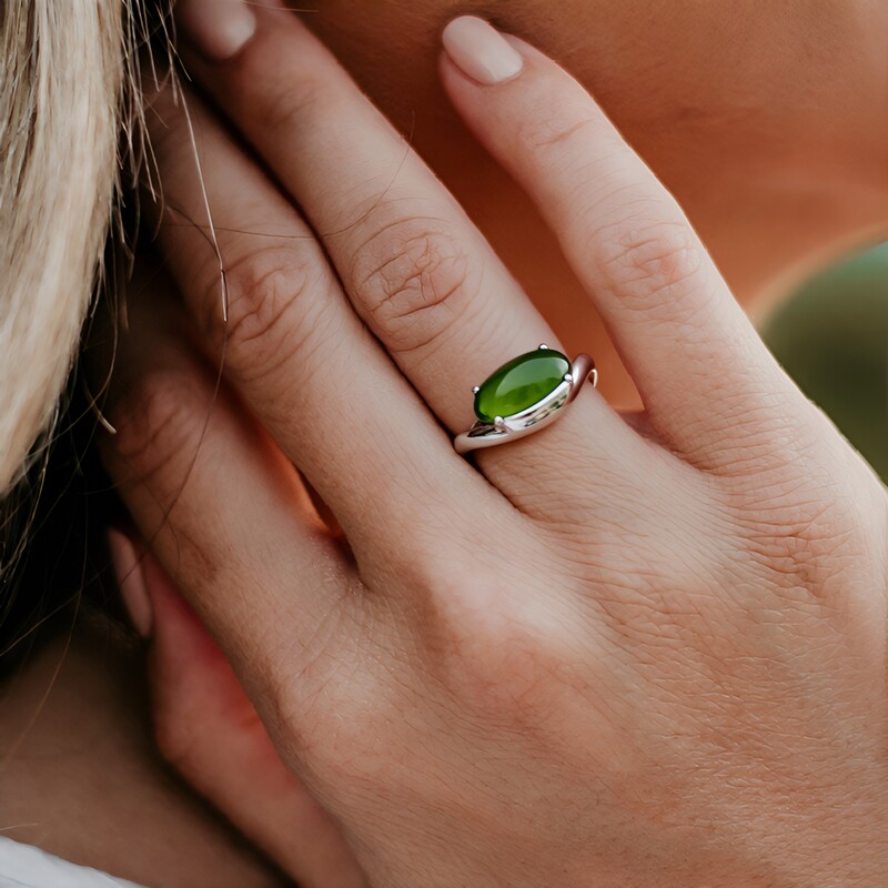 Zilveren ring met een vesuvianiet