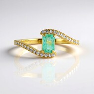 Zilveren ring met een Colombiaanse smaragd