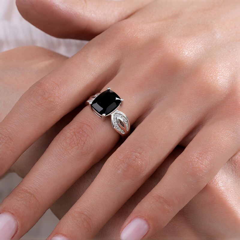 Zilveren ring met een zwarte spinel