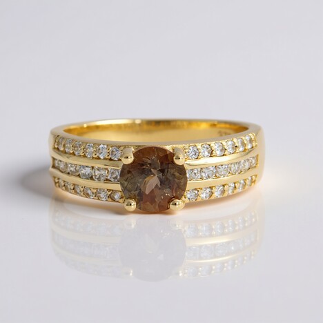 Anello in oro con Andalusite