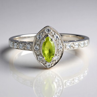 Anello in argento con Peridoto Manchuria