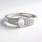 Anello in argento con Petalite