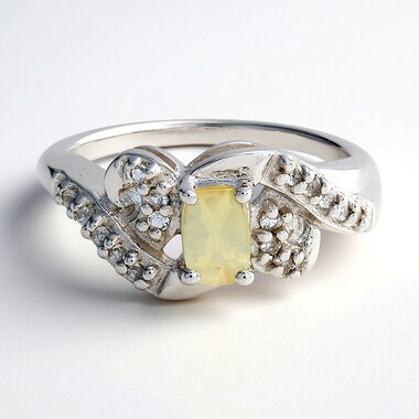 Anillo en plata con Piedra de sol brillo lunar