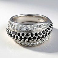 Anillo en plata con Espinela negra