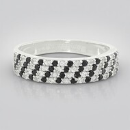 Zilveren ring met zwarte spinelstenen