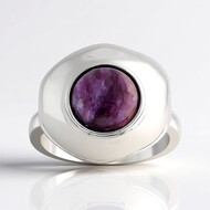 Anillo en plata con Charoita