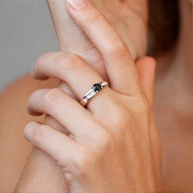 Zilveren ring met een zwarte spinel