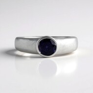 Anillo en plata con Iolita