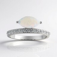 Zilveren ring met een witte opaal