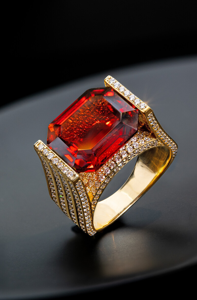 Anillo en oro con Granate espesartina AAA (de Melo)