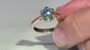 Gouden ring met een hemel-blauwe I2 diamant (SUHANA)