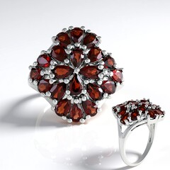 Anello in argento con Granato Mozambico