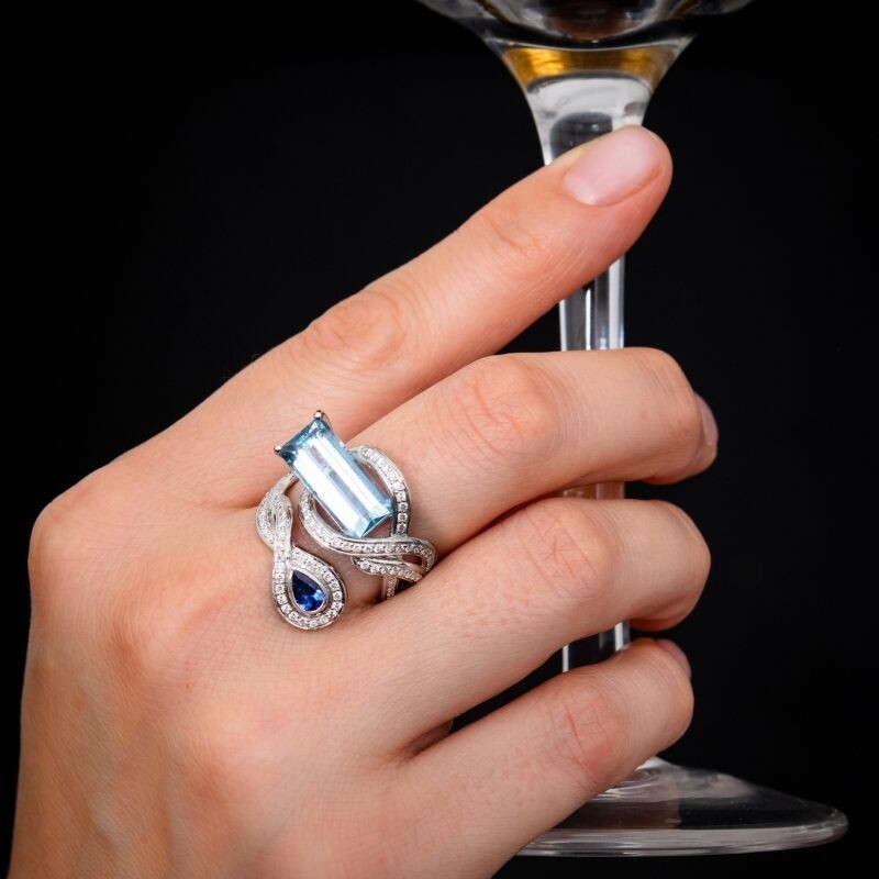 Anillo en oro con Aguamarina de Brasil (SUHANA)