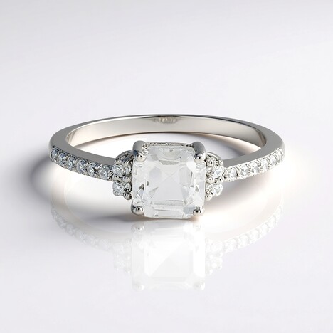 Anello in argento con Petalite