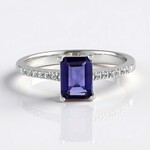Anello in argento con Iolite