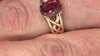Anillo en oro con Apatita roja