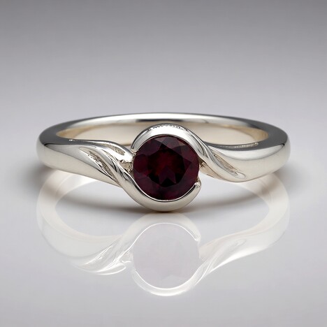 Anello in argento con Rodolite