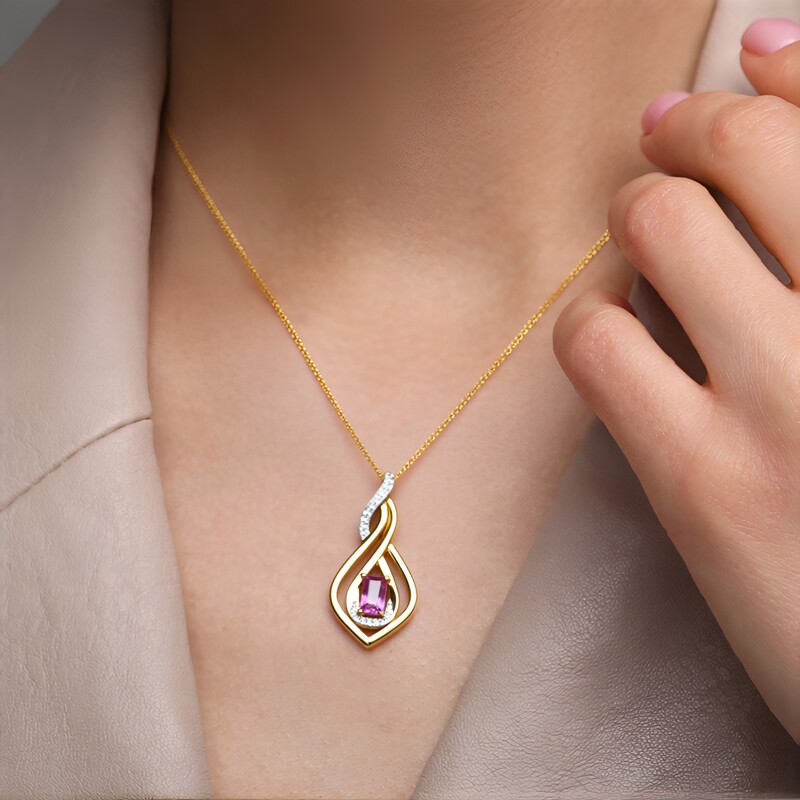 Colgante en oro con Zafiro rosa de Madagascar (Rifkind 1894 Collection)