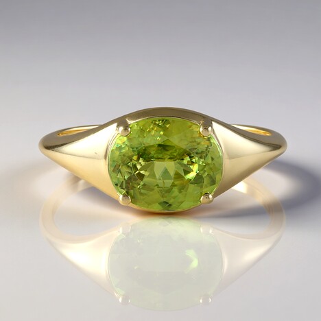Anello in oro con Sfene