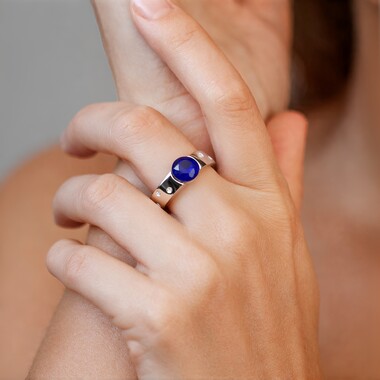 Zilveren ring met een Madagaskar Blauwe Saffier (de Melo)