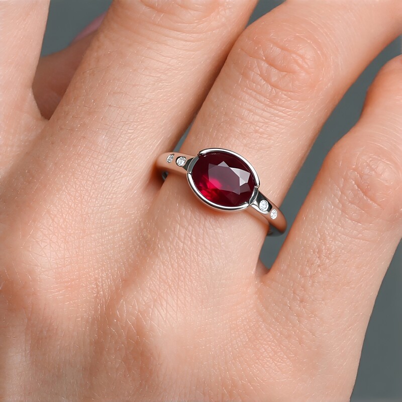 Zilveren ring met een Madagaskar Robijn