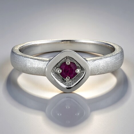 Anello in argento con Rubino