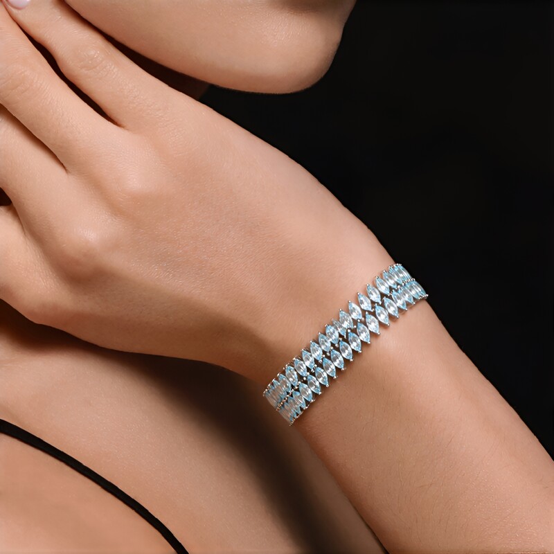 Zilveren armband met hemel-blauwe topaasstenen