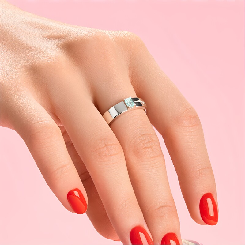 Zilveren ring met een Paraiba kleurige smaragd