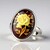 Zilveren ring met een kersrode Baltische barnsteen (dagen)