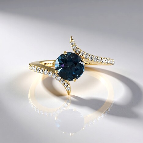 Anello in oro con Spinello Blu Cobalto Luc Yen (AMAYANI)