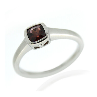 Anello in argento con Granato Mozambico