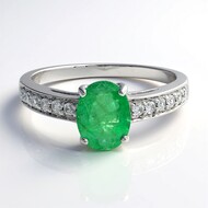 Zilveren ring met een Bahia-smaragd