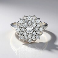 Zilveren ring met een witte saffier