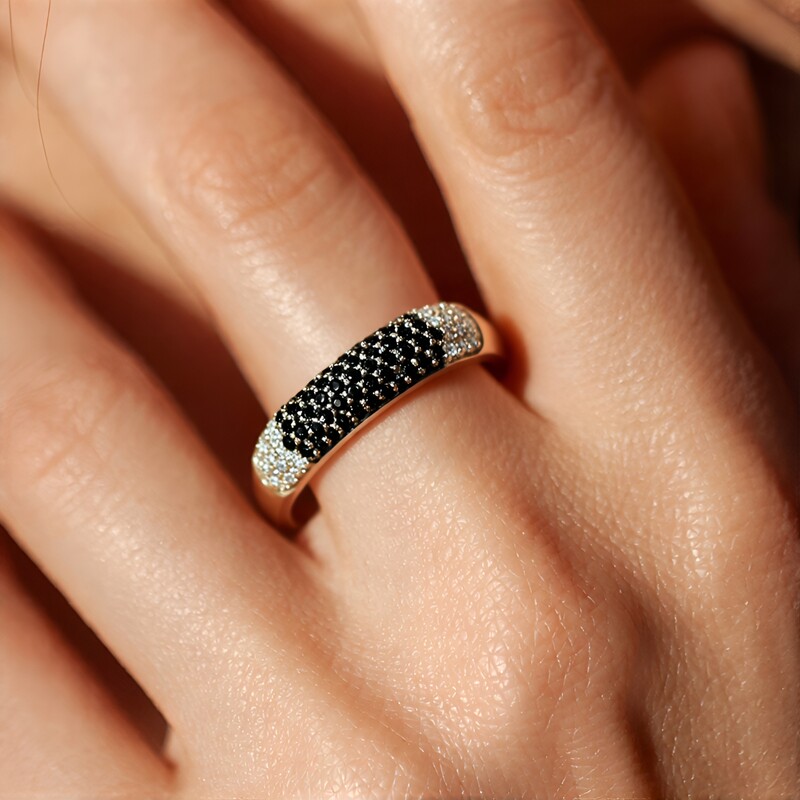 Anillo en plata con Espinela negra