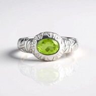 Anillo en plata con Peridoto (de Melo Essence)