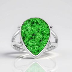 Anello in argento con Uvarovite (Bali Barong)