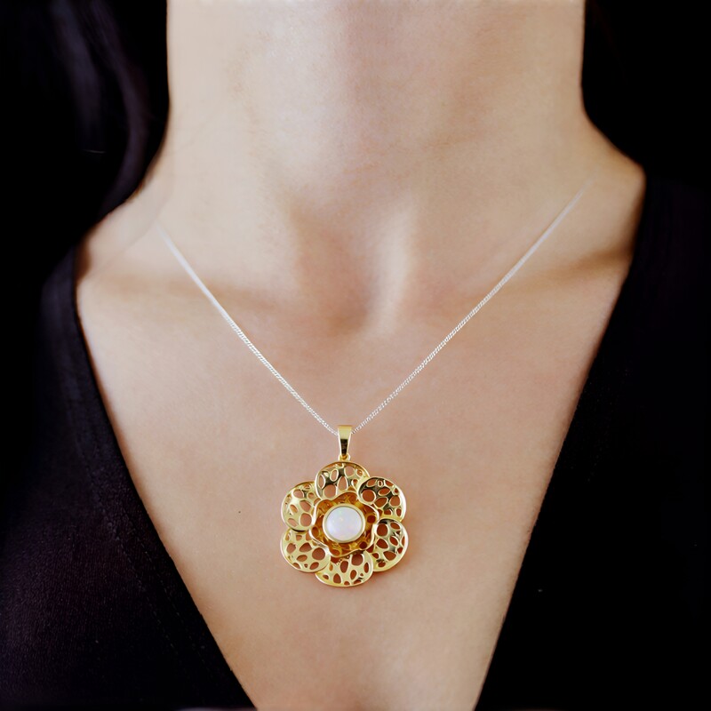 9K AAA Welo Opal Gold Pendant (Ornaments by de Melo)
