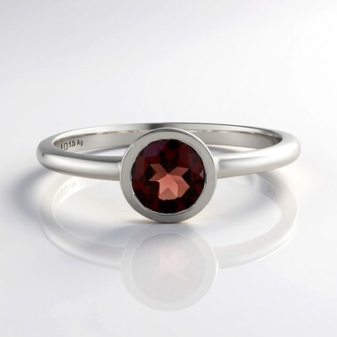 Zilveren ring met een Mozambique granaat