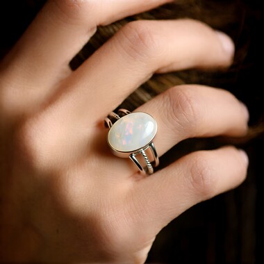 Zilveren ring met een Witte Labradoriet