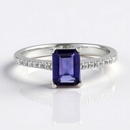 Anello in argento con Iolite