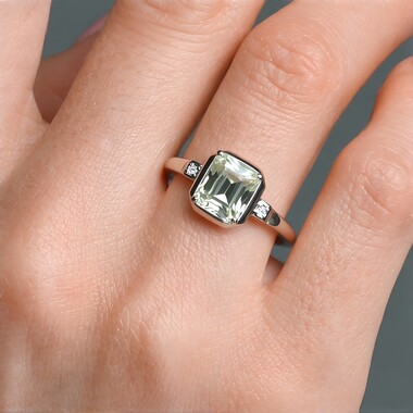 Anillo en plata con Amatista verde