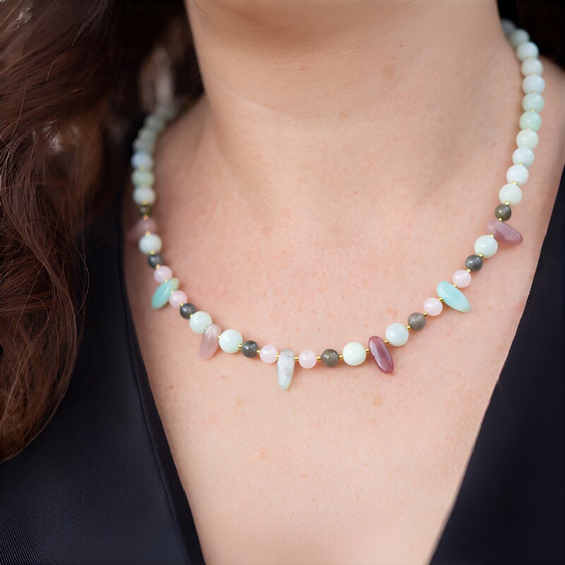 Zilveren halsketting met rozen kwartskristallen (Riya)