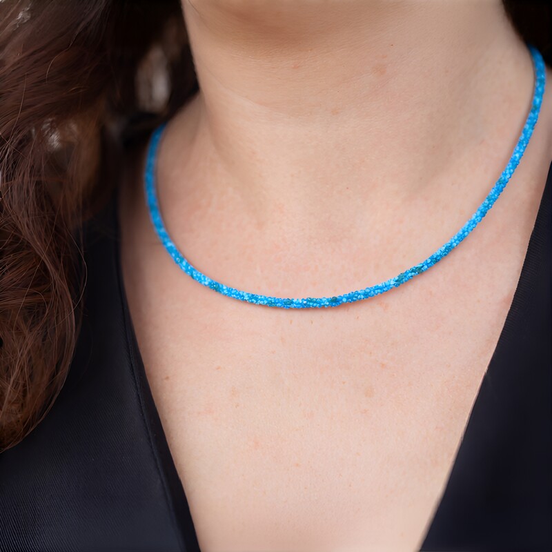 Collana in argento con Apatite Blu Neon