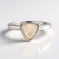 Zilveren ring met een Welo-opaal