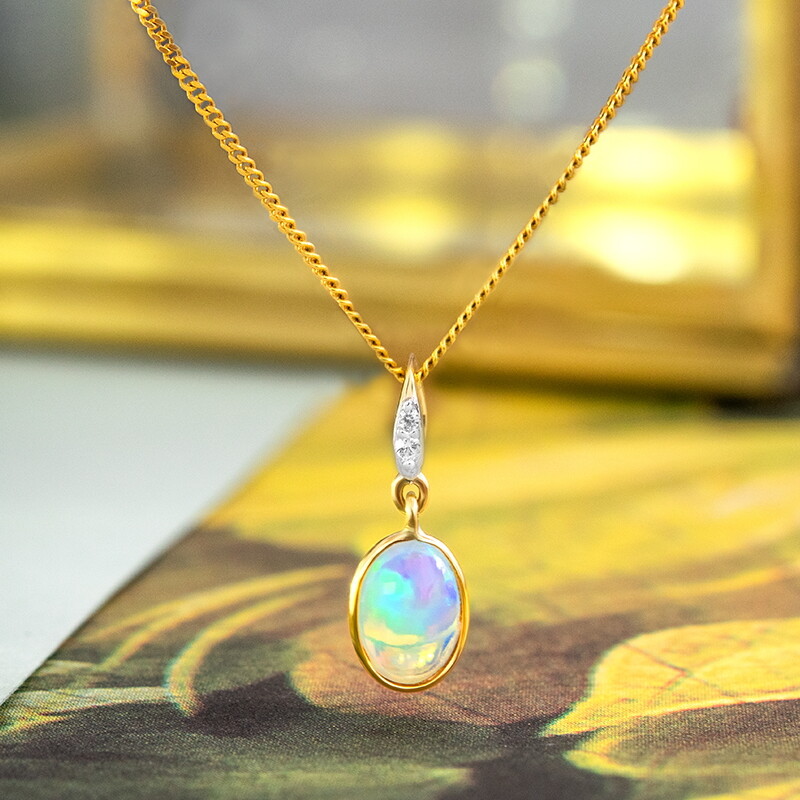 Ciondolo in oro con Opale di Welo
