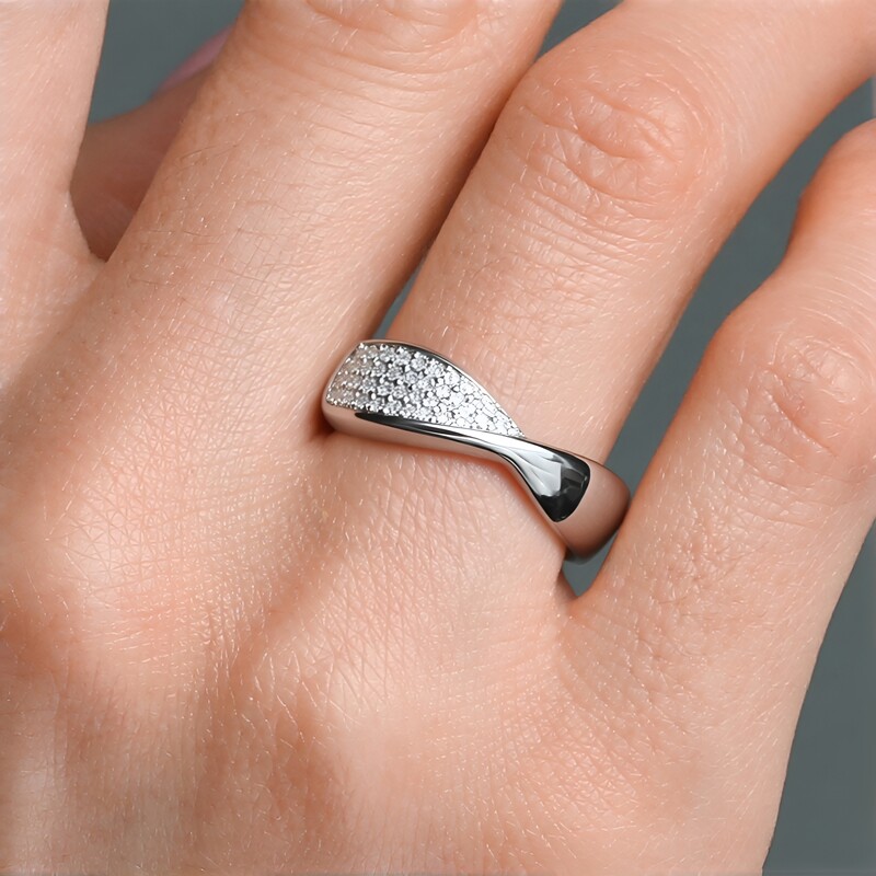 Anillo en plata con Zircón (de Melo Essence)