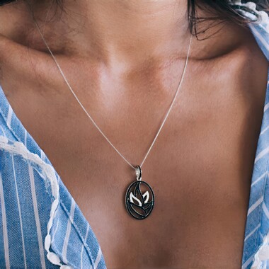 Colgante en plata con Espinela negra