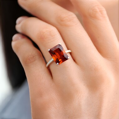 Anillo en oro con Granate Hesonita