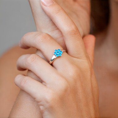 Anillo en plata con Apatita azul neón